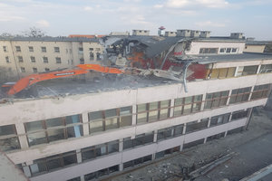 Wyburzenie szpitala kolejowego przy ul. Wiśniowej we Wrocławiu